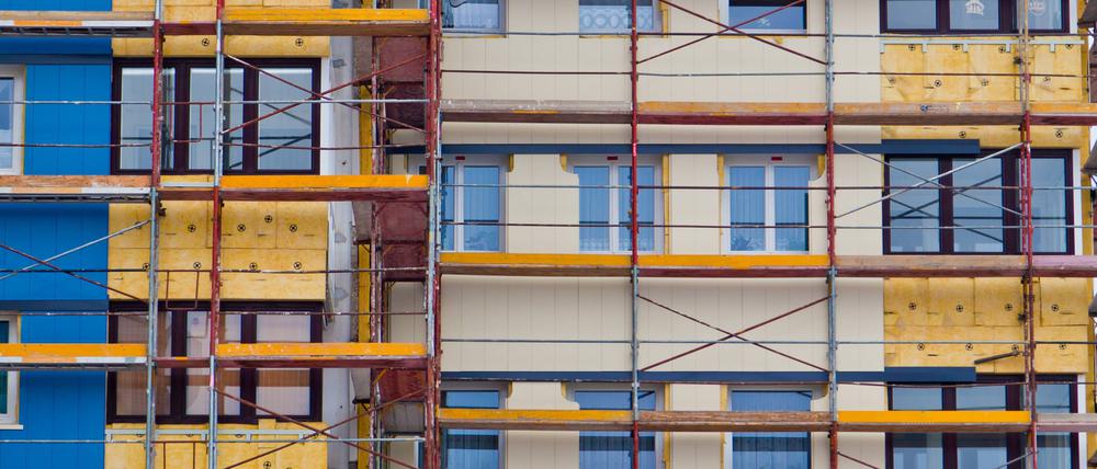Ein Wohnhaus wird saniert.