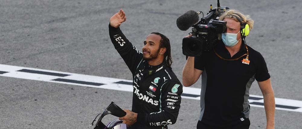 Wo siegen sie denn? Lewis Hamilton muss jetzt bei Youtube jubeln.