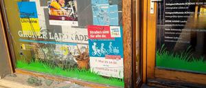 Die Schaufensterscheibe des „Grünen Ladens“ in der Cottbuser Innenstadt wurde im April 2023 zerstört. Der Staatsschutz ermittelt.
