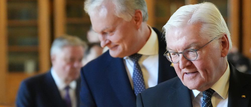 Litauen, Vilnius: Bundespräsident Frank-Walter Steinmeier (r) besucht gemeinsam mit Litauens Präsident Gitanas Nauseda (2.v.r.) die Bibliothek der Universität Vilnius.