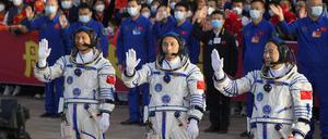 Die chinesischen Astronauten der Shenzhou-16-Mission, Gui Haichao (l-r), Zhu Yangzhu und Jing Haipeng, winken bei einer Abschiedszeremonie vor ihrer bemannten Weltraummission im Jiuquan Satellite Launch Center.