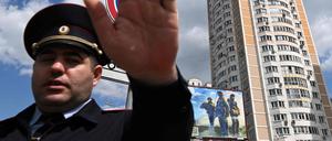 Ein russischer Polizist nach einer Drohnenattacke in Moskau am 20. Mai 2023 (Symbolbild).