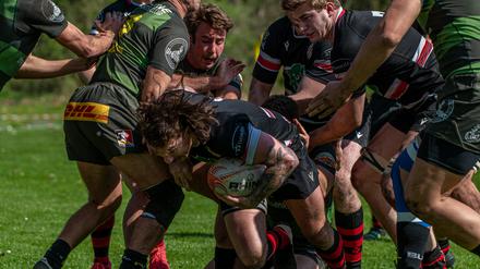 Der Berliner Rugby Club (in Schwarz-Rot) will sich auch von Handschuhsheim nicht aufhalten lassen.
