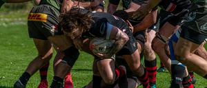 Der Berliner Rugby Club (in Schwarz-Rot) will sich auch von Handschuhsheim nicht aufhalten lassen.