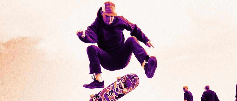 Ein Skateboard als Leinwand? Warum nicht. Max Jonas Baginski lädt für sein Label Curare internationale Künstler:innen ein, Boards zu gestalten. Die Nachdrucke fahren schon überall durch die Stadt.