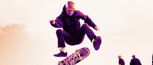 Ein Skateboard als Leinwand? Warum nicht. Max Jonas Baginski lädt für sein Label Curare internationale Künstler:innen ein, Boards zu gestalten. Die Nachdrucke fahren schon überall durch die Stadt.