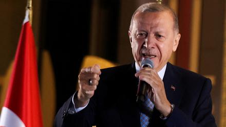 Der türkische Präsident Tayyip Erdogan spricht zu seinen Anhängern nach seinem Sieg in der zweiten Runde der Präsidentschaftswahlen.