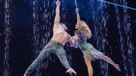 Du und ich im Wasserfall. Helene Fischer auf ihrer Tour „Live 2023“ mit dem Cirque du Soleil.