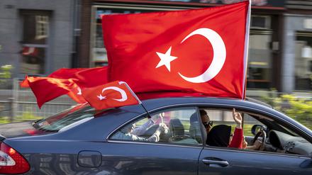 In Städten wie Duisburg nahmen Anhänger des türkischen Präsidenten Erdogan am Sonntag an Autokorsos auf.