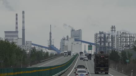 Im Herzen der Kohleförderung. Landstraße in der chinesischen Provinz Shaanxi.