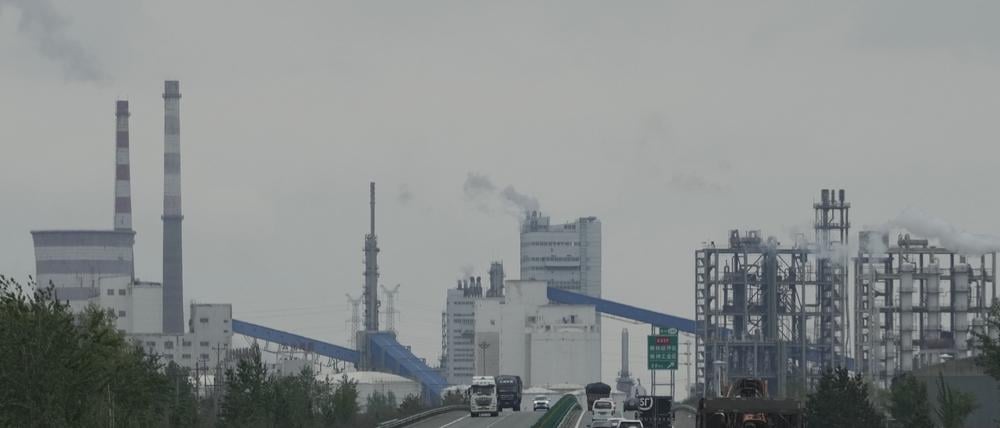 Im Herzen der Kohleförderung. Landstraße in der chinesischen Provinz Shaanxi. 