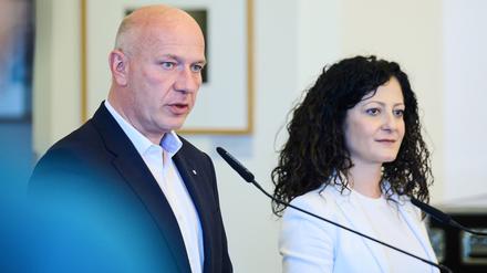 30.05.2023, Berlin: Kai Wegner (CDU), Regierender Bürgermeister Berlin und Cansel Kiziltepe (SPD), Senatorin für Arbeit, Soziales, Gleichstellung, Integration, Vielfalt und Antidiskriminierung geben ein Statement im Roten Rathaus ab. 