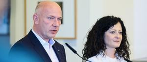 30.05.2023, Berlin: Kai Wegner (CDU), Regierender Bürgermeister Berlin und Cansel Kiziltepe (SPD), Senatorin für Arbeit, Soziales, Gleichstellung, Integration, Vielfalt und Antidiskriminierung geben ein Statement im Roten Rathaus ab. 