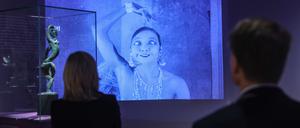 Ausstellungsbesucher schauen sich eine Filmsequenz aus der Revue «La Folie du Jour» mit Josephine Baker an. Die Ausstellung «Josephine Baker - Freiheit - Gleichheit - Menschlichkeit» findet vom 18. Mai bis 24. September 2023 in der Bundeskunsthalle statt.