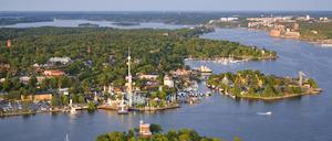 Auf der Insel Djurgarden befinden sich ein Vergnügungspark, das Freiluftmuseum Skansen sowie das Abba-Museum.