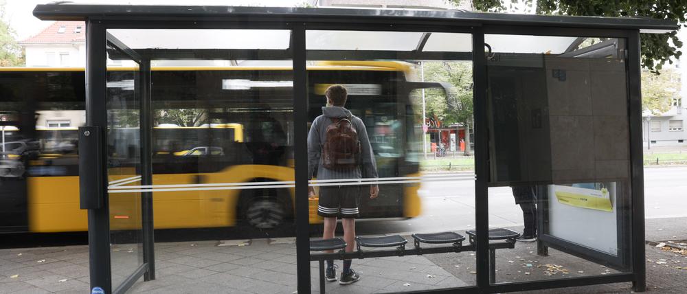 Ein BVG-Bus hält an einer Bushaltestelle. Der Sozialverband VdK setzt sich dafür ein, dass Bushaltestellen flächendeckend barrierefrei sein müssen. (zu dpa: «Sozialverband VdK mahnt barrierefreie Bushaltestellen an») +++ dpa-Bildfunk +++