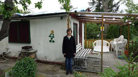Maria Grau Stenzel in ihrem Kleingarten in Karlshorst