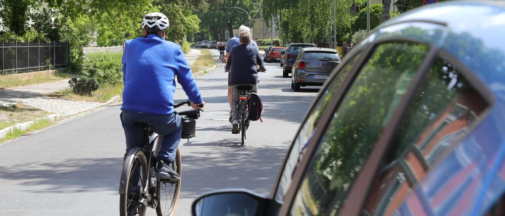 Die Stahnsdorfer Straße soll Fahrradstraße werden - umgewidmet ist sie schon, aber die Beschilderung und Markierungen fehlen noch.