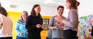 Bälle werden hin- und hergeworfen. Das Demokratielabor ist ein spielerischer Lernort für Demokratiebildung.