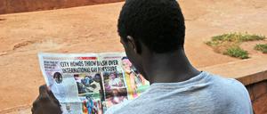 2014 wurden in der Wochenzeitung „HellO“ in Uganda Namen von homosexuellen Menschen aus Kampala aufgelistet.