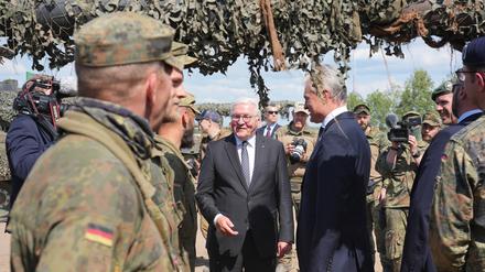 Bundespräsident Frank-Walter Steinmeier (M.) und Gitanas Nauseda (r.), Präsident von Litauen, besuchen auf dem Truppenübungsplatz Pabrade während einer Übung die Panzerbesatzungen des multinationalen eFP-Gefechtsverbandes Litauen.  