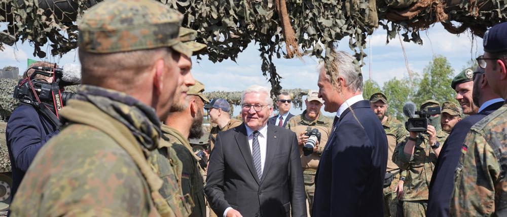 Bundespräsident Frank-Walter Steinmeier (M.) und Gitanas Nauseda (r.), Präsident von Litauen, besuchen auf dem Truppenübungsplatz Pabrade während einer Übung die Panzerbesatzungen des multinationalen eFP-Gefechtsverbandes Litauen.