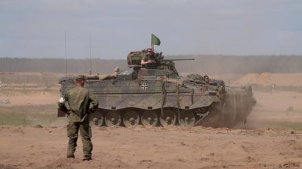 Ein mit grüner Flagge gekennzeichneter Schützenpanzer «Marder» fährt auf dem Truppenübungsplatz beim multinationalen eFP-Gefechtsverband Litauen.