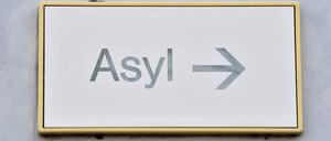 Ein Schild mit der Aufschrift «Asyl» hängt in der Landeserstaufnahme für Asylbewerber (LEA) an einer Wand.