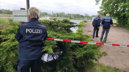 Polizisten am Ufer des Großen Wentowsees, aus dem zwei Männer tot geborgen wurden. Nach einer Party am vergangenen Donnerstag, dem Himmelfahrtstag, sollen die beiden 21-Jährigen noch an den Großen Wentowsee gegangen sein. Seit der Nacht zum Freitag fehlte von ihnen jede Spur. Suchaktionen mit Hubschrauber, Drohnen und Spürhunden folgten.