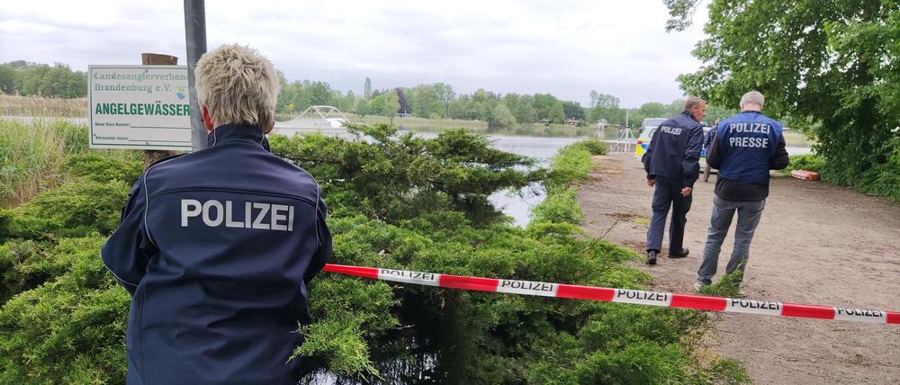 Polizisten am Ufer des Großen Wentowsees, aus dem zwei Männer tot geborgen wurden. Nach einer Party am vergangenen Donnerstag, dem Himmelfahrtstag, sollen die beiden 21-Jährigen noch an den Großen Wentowsee gegangen sein. Seit der Nacht zum Freitag fehlte von ihnen jede Spur. Suchaktionen mit Hubschrauber, Drohnen und Spürhunden folgten.