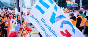 Die Eisenbahn- und Verkehrsgewerkschaft (EVG) hat das nachgebesserte Taifangebot der Deutschen Bahn als „unzureichend“ zurückgewiesen.