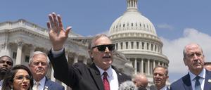 Andy Biggs (M), republikanischer Abgeordneter im US-Repräsentantenhaus für Arizona, spricht mit anderen Abgeordneten des konservativen House Freedom Caucus bei einer Pressekonferenz am Kapitol.