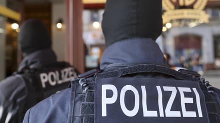 Polizeibeamte führen eine Razzia durch. Bei Durchsuchungen im Erzgebirge hat die Sonderkommission Rechtsextremismus drei Beschuldigte festgenommen. 