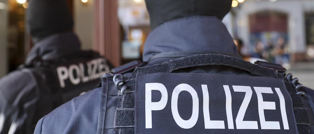 Polizeibeamte führen eine Razzia durch. Bei Durchsuchungen im Erzgebirge hat die Sonderkommission Rechtsextremismus drei Beschuldigte festgenommen.