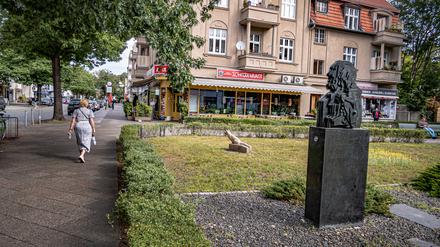 Berlin Reinickendorf OT Hermsdorf die Heinsestraße, Max Beckmann Platz am S-Bahnhof Berlin *** Berlin Reinickendorf OT Hermsdorf the Heinsestraße, Max Beckmann Platz at the S-Bahn station Berlin 