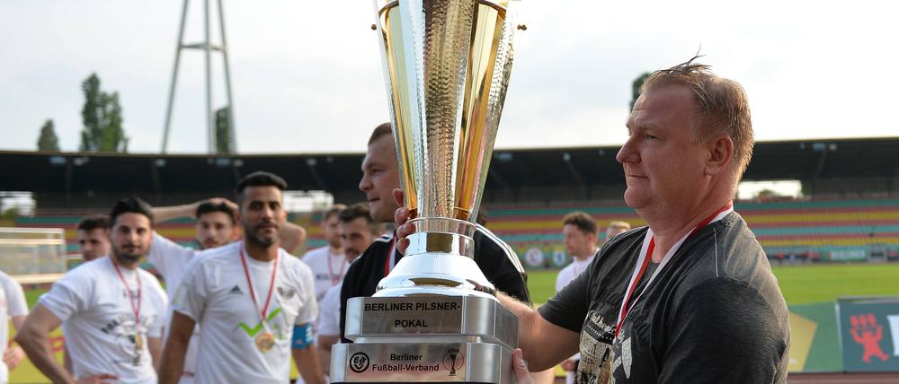 Der Trainer und der Pokal: Andreas Mittelstädt nach dem Pokalfinale im Jahr 2016.