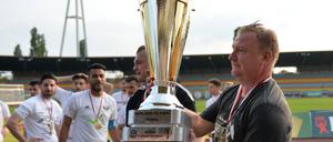 Der Trainer und der Pokal: Andreas Mittelstädt nach dem Pokalfinale im Jahr 2016.  