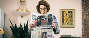Die Rote Fini (Adele Neuhauser) informiert sich.