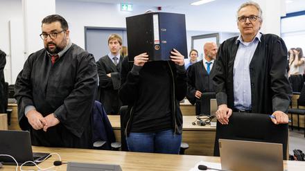 Die Angeklagte Lina E. und ihre Anwälte Erkan Zunbul (li.) und Ulrich von Klinggraeff (re.)