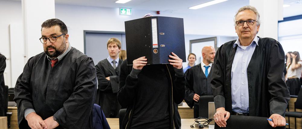 Die Angeklagte Lina E. und ihre Anwälte Erkan Zunbul (li.) und Ulrich von Klinggraeff (re.)