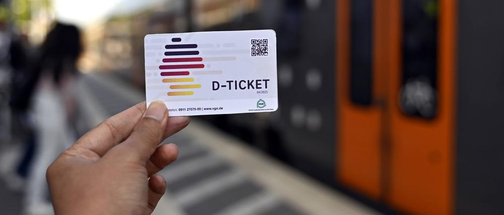 Mit dem Deutschland-Ticket D-Ticket können Kunden der Deutschen Bahn seit dem 1. Mai 2023 für nur 49 Euro pro Monat in allen Verkehrsmitteln des öffentlichen Nahverkehrs reisen. Das Deutschlandticket gilt als der Nachfolger des 9-Euro-Tickets, das im Sommer 2022 die Bürgerinnen und Bürger finanziell entlasten sollte.