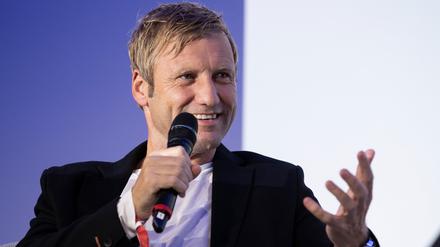 DFB-Geschäftsführer Holger Blask spricht während der Podiumsrunde auf dem Sportbusiness Kongress SpoBis im CCD Congress Center.