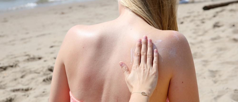 Eine Frau wird mit Sonnencreme eingerieben (Symbolbild).