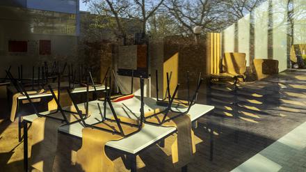 Klassenraum einer Schule, Blick durch das Fenster.