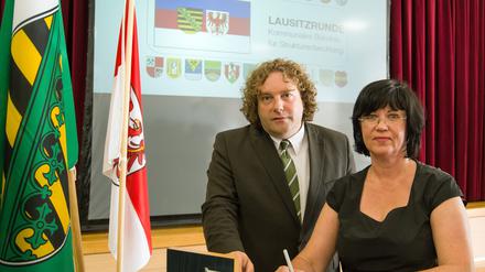 Die Bürgermeisterin von Spremberg in Brandenburg, Christine Herntier (parteilos) und der Oberbürgermeister von Weißwasser in Sachsen, Torsten Pötzsch (parteilos) unterzeichnen am 08.06.2016 einen Brief an Bundeskanzlerin Merkel (CDU) in Schwarze Pumpe (Brandenburg). 