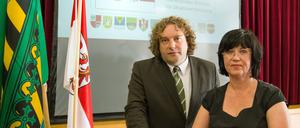 Die Bürgermeisterin von Spremberg in Brandenburg, Christine Herntier (parteilos) und der Oberbürgermeister von Weißwasser in Sachsen, Torsten Pötzsch (parteilos) unterzeichnen am 08.06.2016 einen Brief an Bundeskanzlerin Merkel (CDU) in Schwarze Pumpe (Brandenburg). 