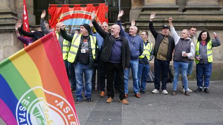 Mick Whelan, Generalsekretär der Lokführer-Gewerkschaft Aslef, schließt sich Gewerkschaftsmitgliedern an der Streikpostenkette vor dem Bahnhof von Newcastle an. Ein Streik der Lokführer-Gewerkschaft Aslef hat in England den Bahnverkehr teilweise lahmgelegt.