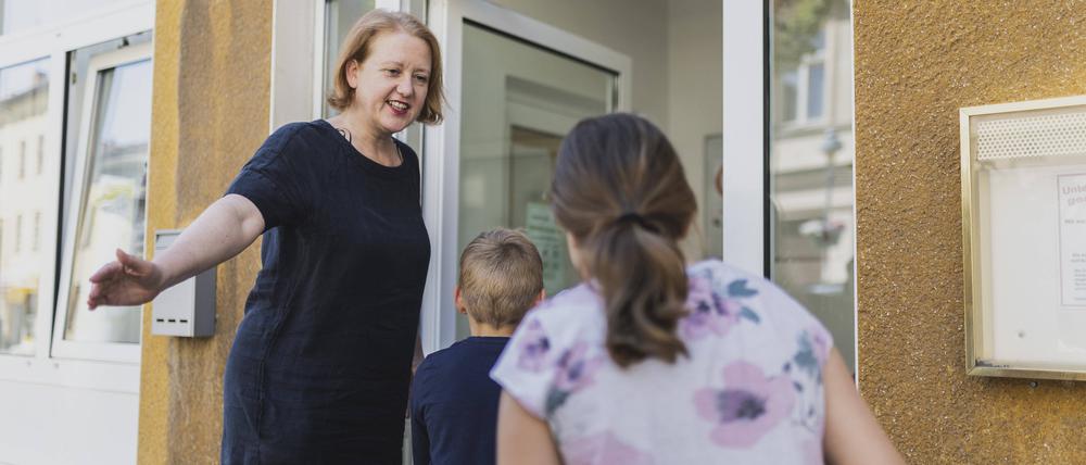 Lisa Paus, Bundesministerin fuer Familie, Senioren, Frauen und Jugend, Ende Mai bei einem Besuch der Kinder-Oase der Tafel in Nauen.