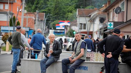 In der kosovarischen Stadt Zubin Potok ist die serbische Fahne gehisst.
