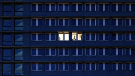 In einem einzelnen Berliner Büro brennt noch Licht nach Dienstschluss.